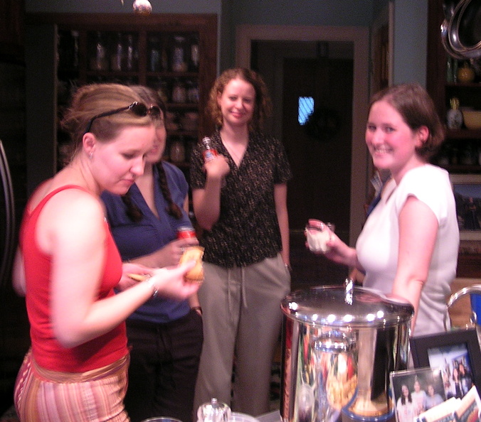 13_girls_in_the_kitchen_2.jpg