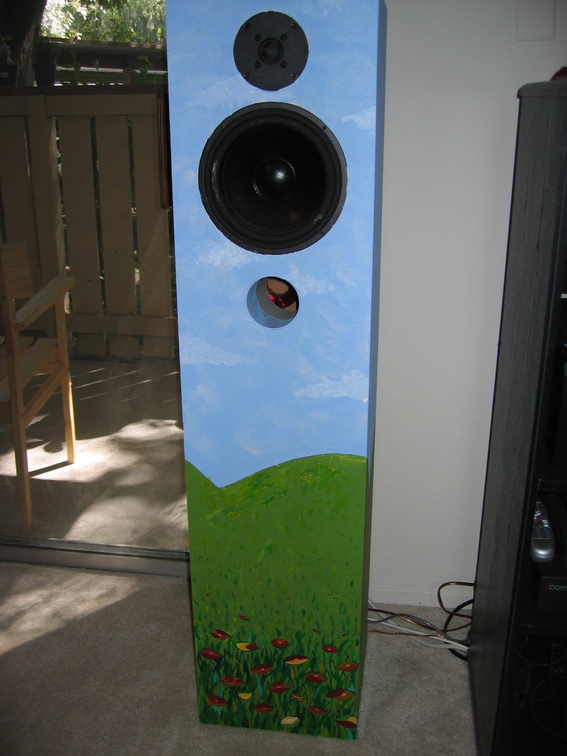 speaker with hills