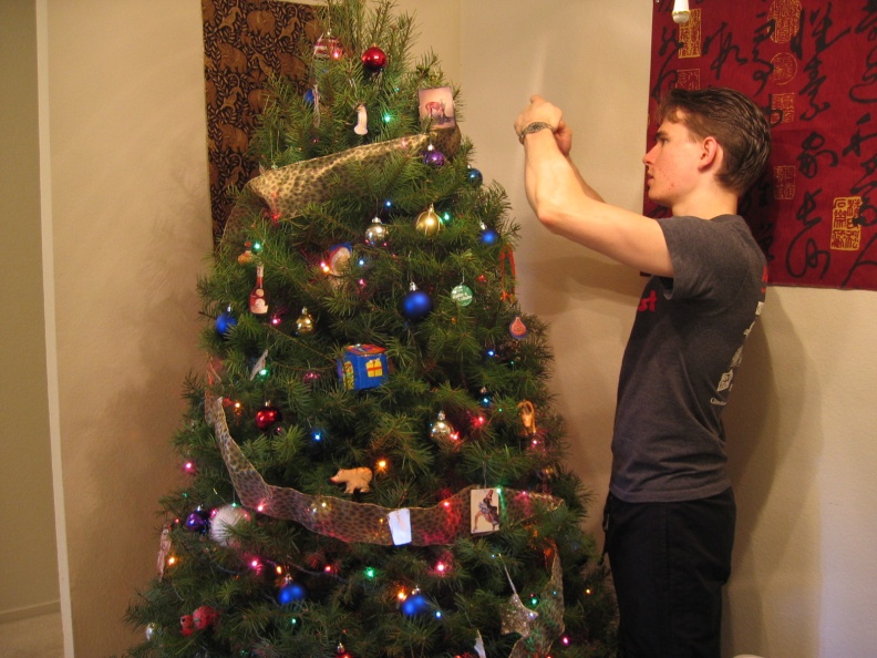 christmas_tree_decorating.jpg